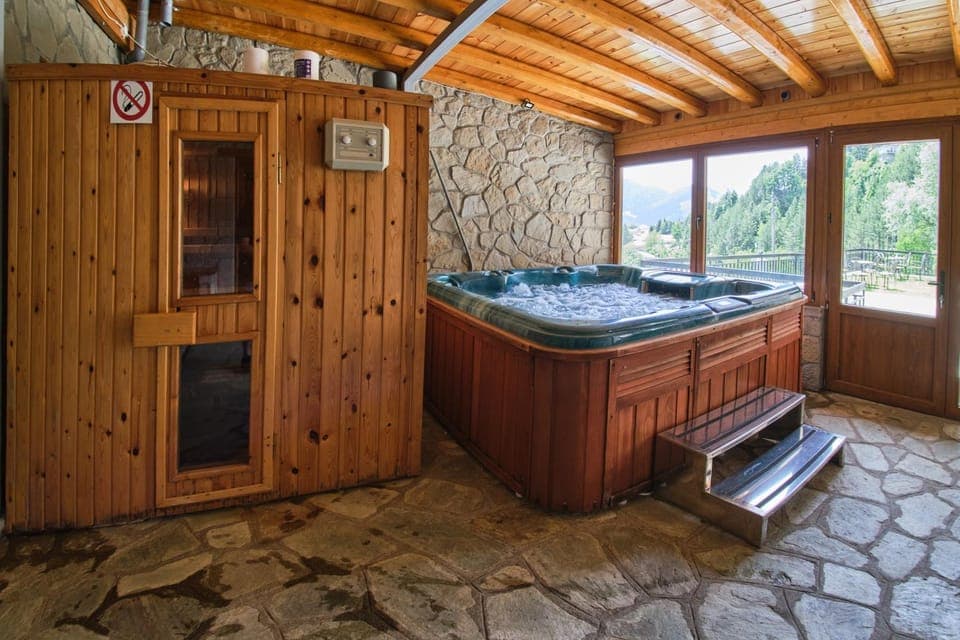Hot Tub, Sauna