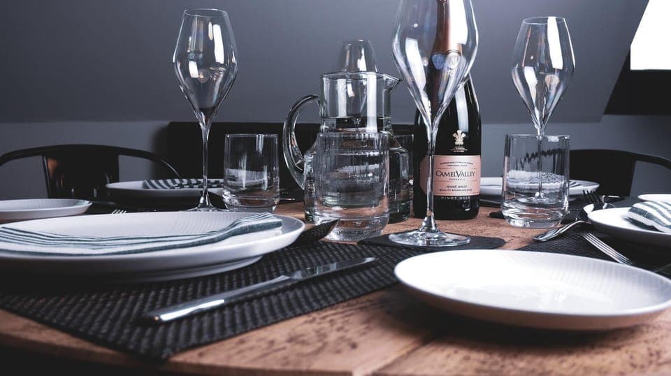 Coffee/tea facilities, View (from property/room), Seating area, Dining area, Landmark view, Sea view, Street view, Alcoholic drinks, Non alcoholic drinks, Quiet street view