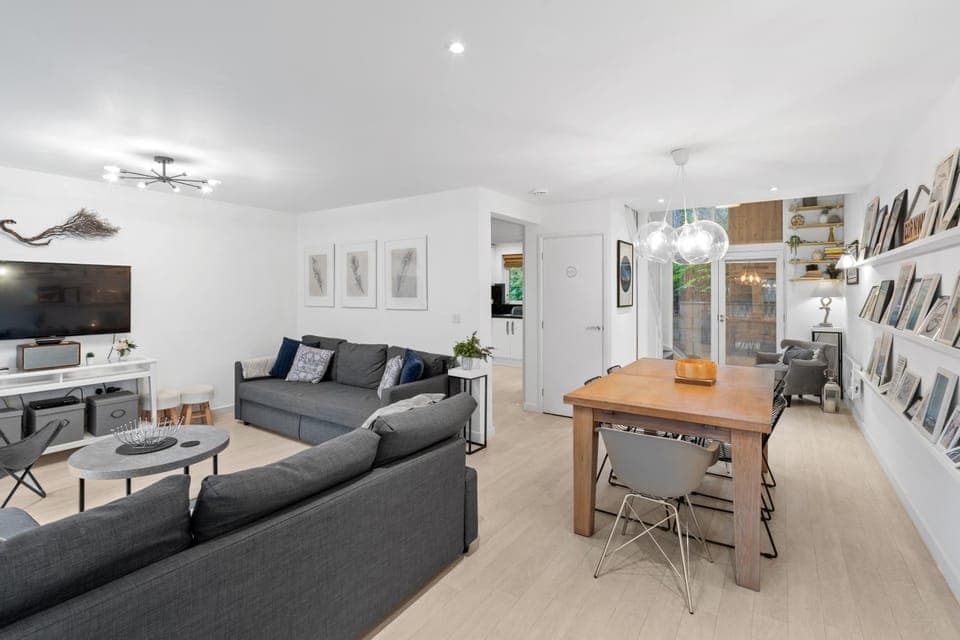 TV and multimedia, Living room, Seating area, Dining area