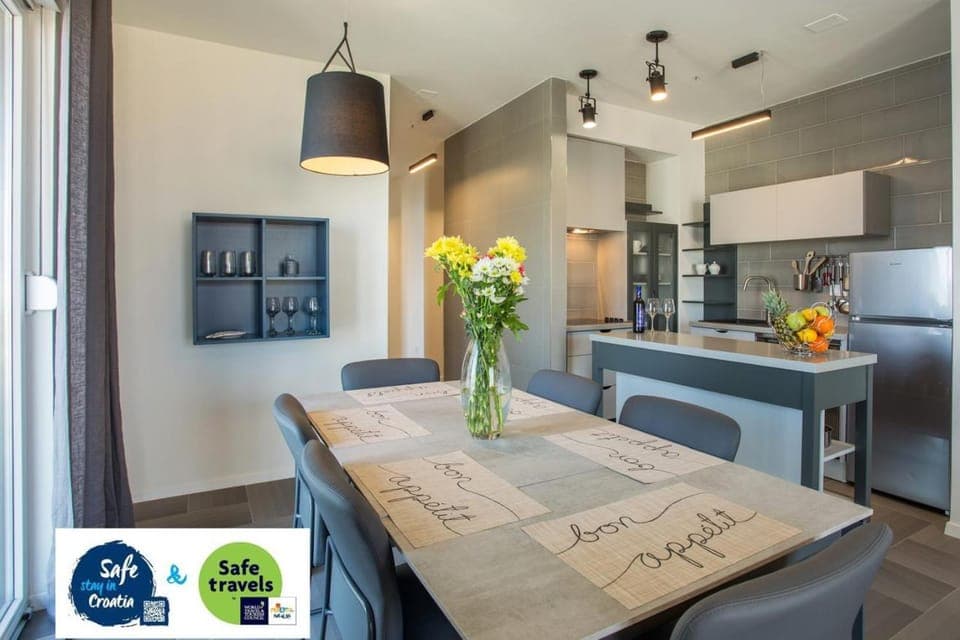 Kitchen or kitchenette, Living room, Dining area