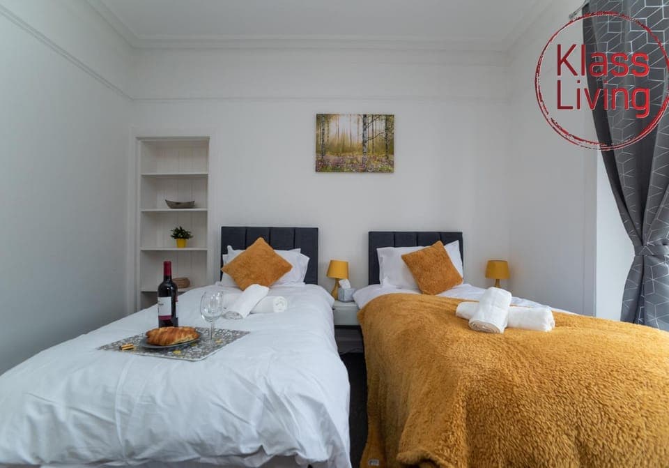 Bed, Decorative detail, Bedroom, Guests, group of guests, cot, Family