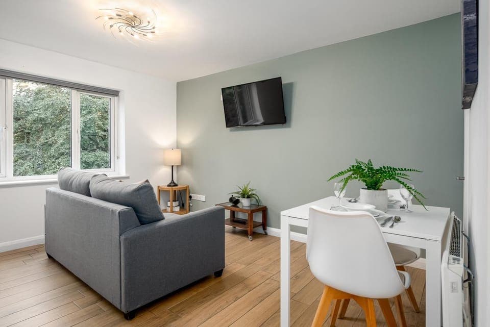 TV and multimedia, Living room, Seating area, Dining area