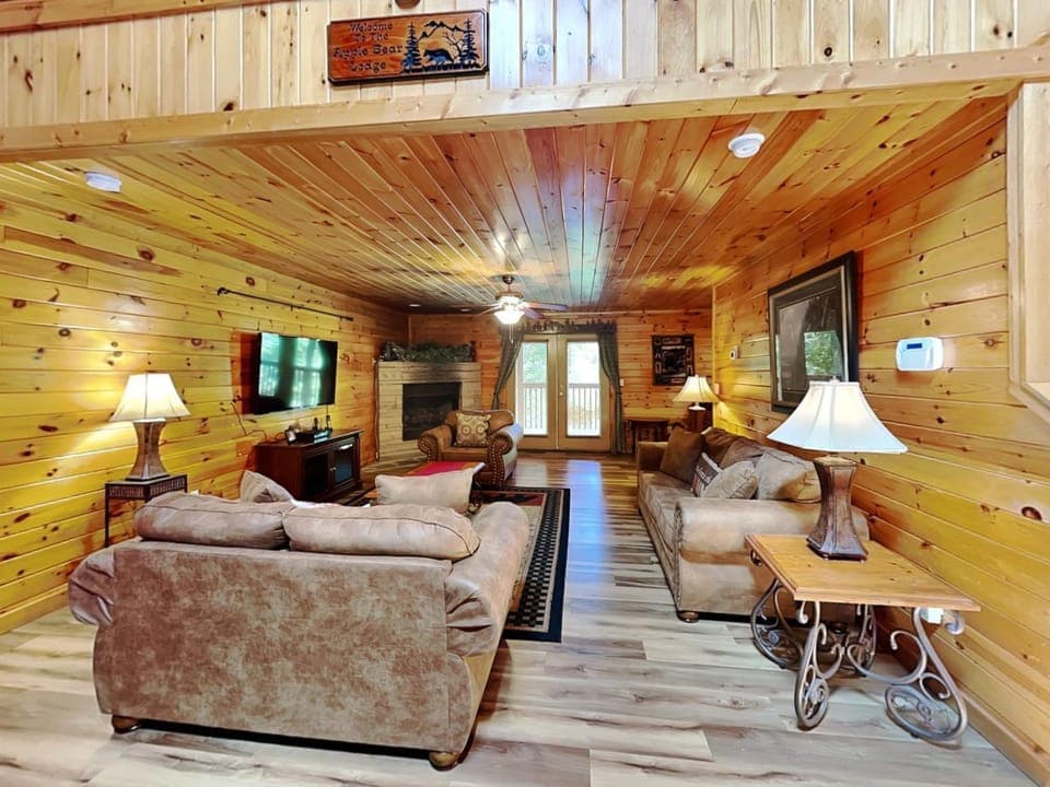 Apple Bear Lodge House in Gatlinburg