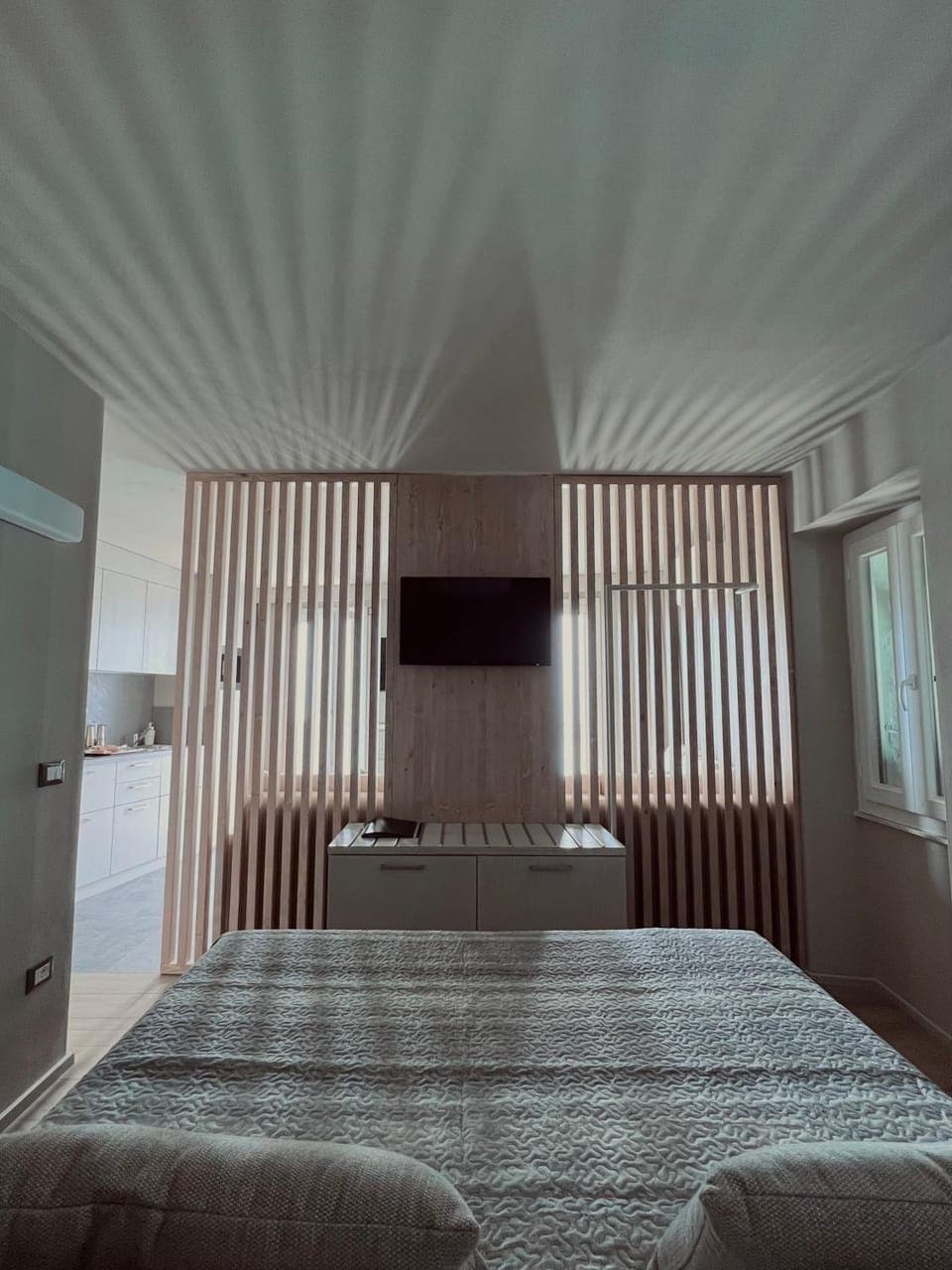 Bed, TV and multimedia, Photo of the whole room