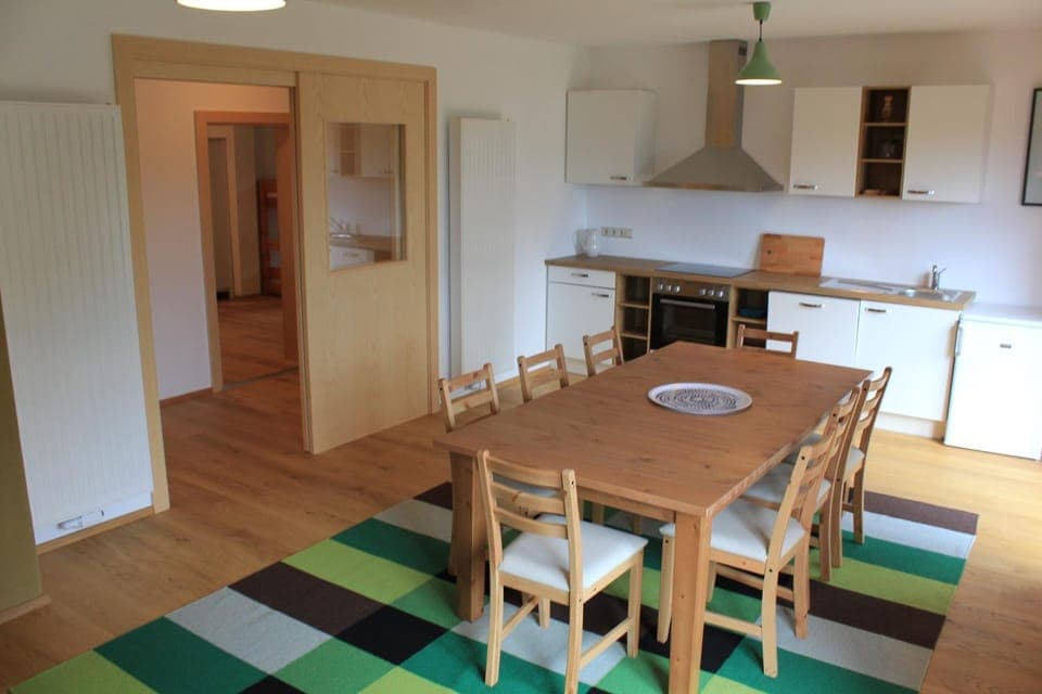 Kitchen or kitchenette, Dining area