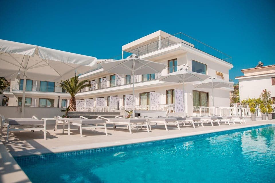 Property building, Swimming pool, Swimming pool