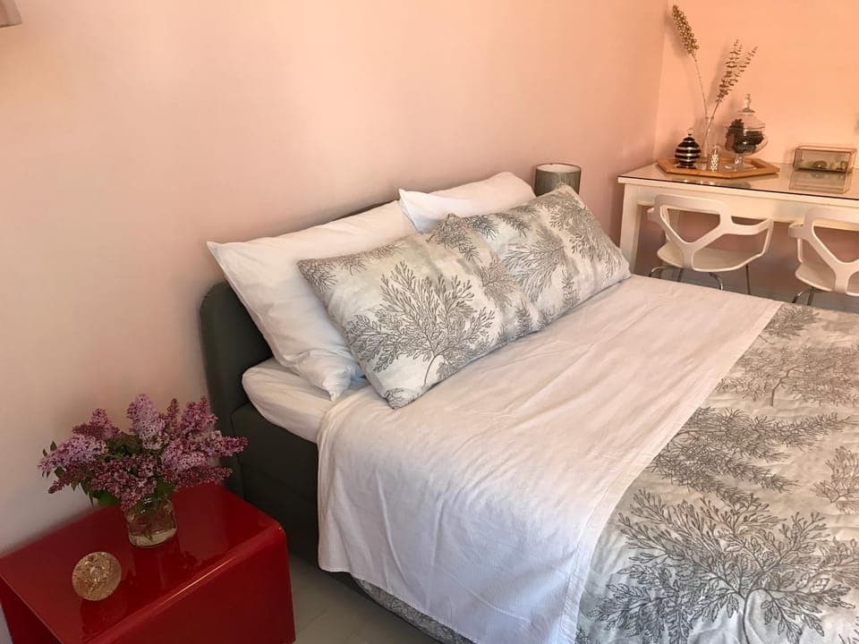 Bed, Bedroom, City view, Street view