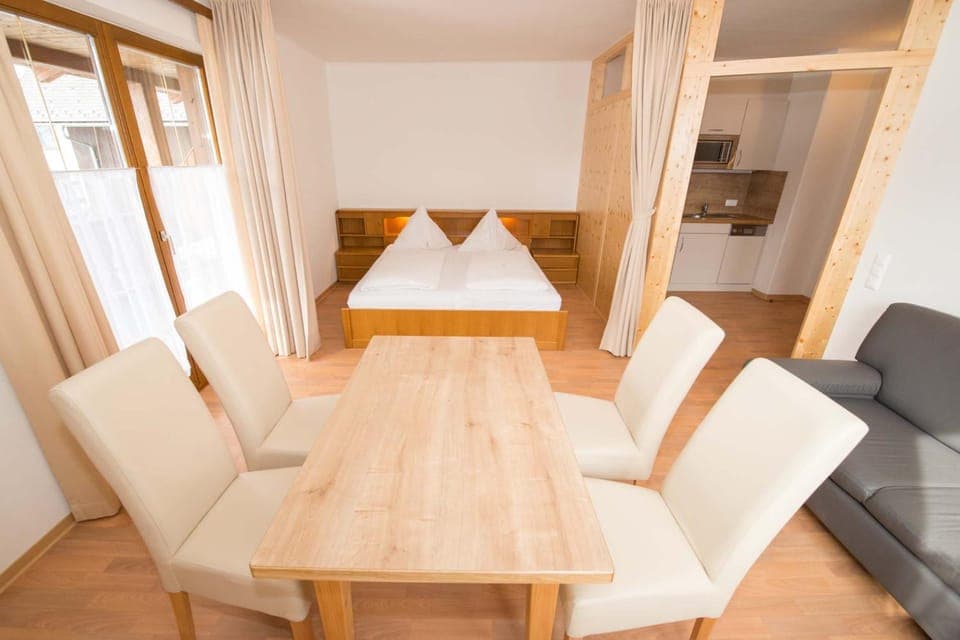 Photo of the whole room, Decorative detail