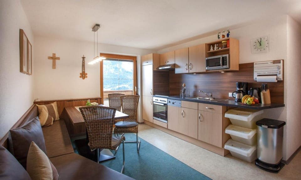 Kitchen or kitchenette, Photo of the whole room, Dining area