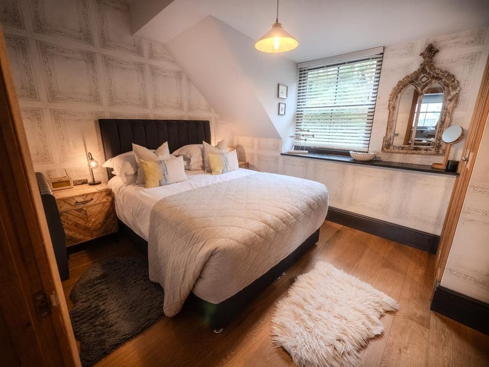 Bedroom, heating, wardrobe