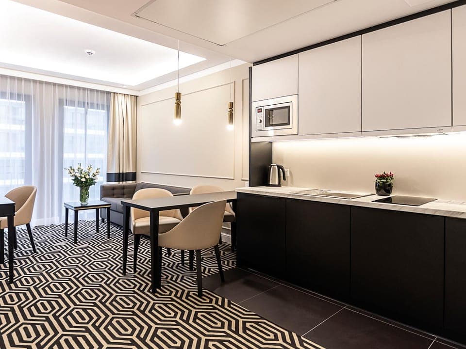 Kitchen or kitchenette, Living room, Seating area, Dining area