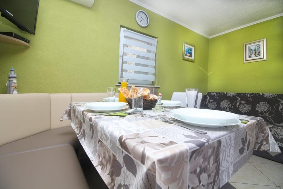 TV and multimedia, Living room, Seating area, Dining area