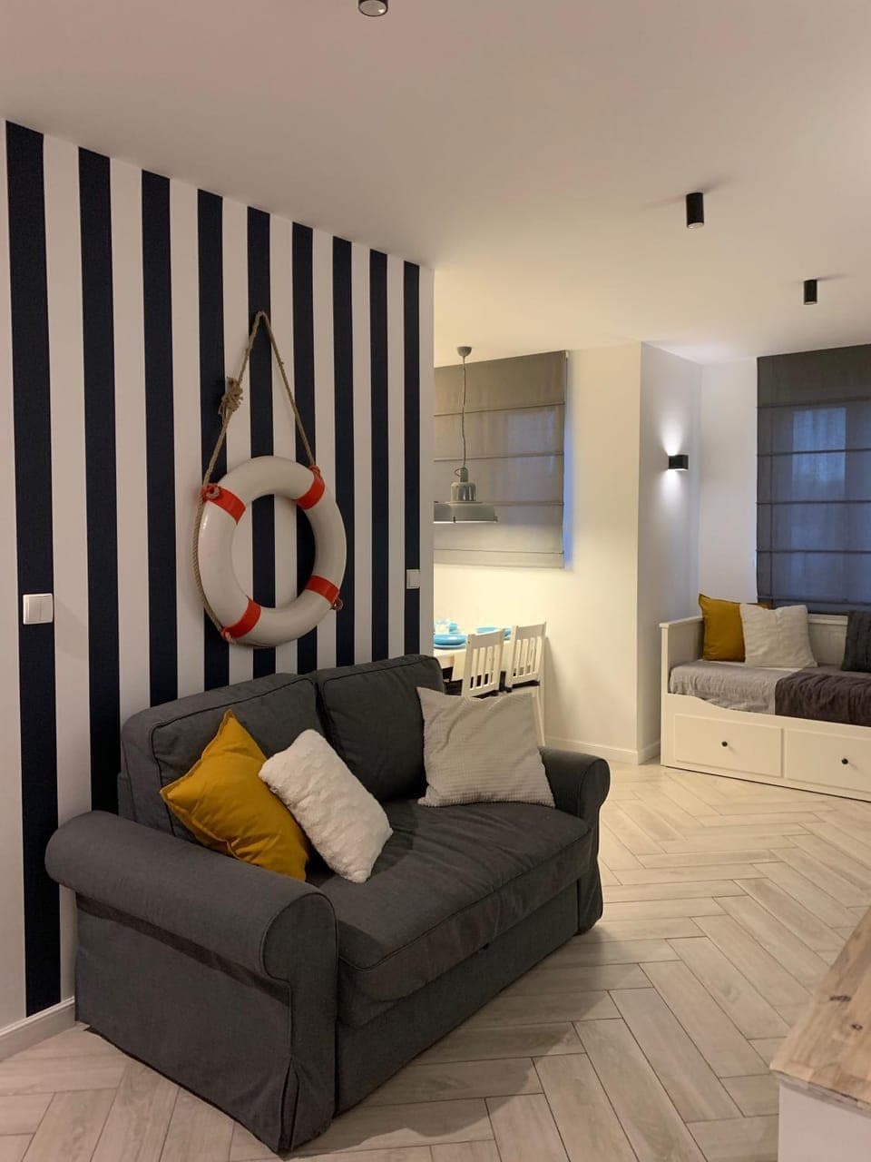 Bed, TV and multimedia, Living room, Decorative detail, Seating area, Family, Family