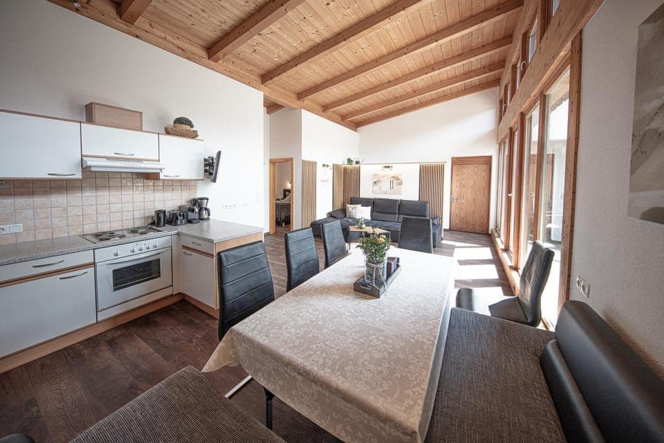 Kitchen or kitchenette, Seating area, Dining area