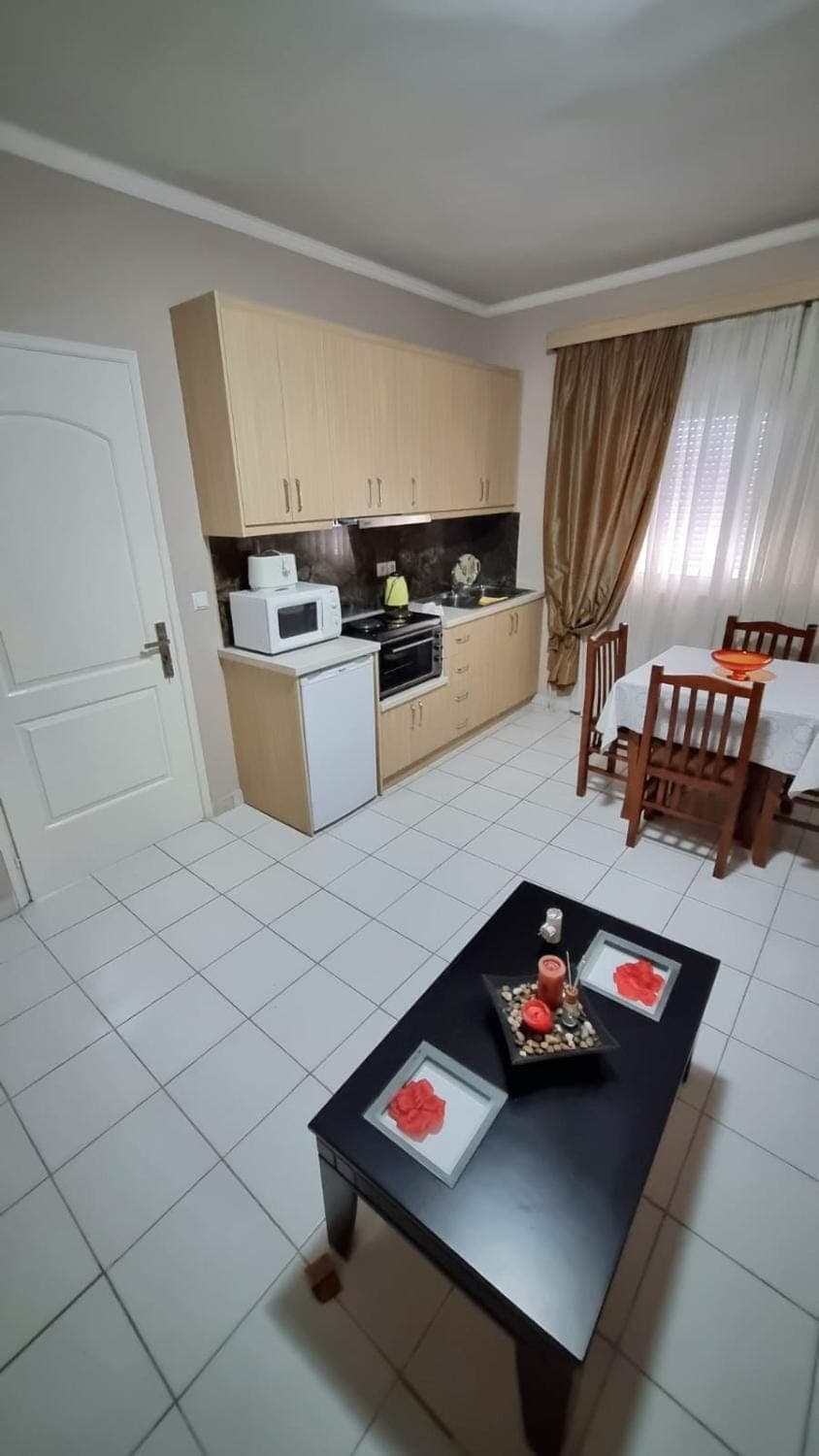 Kitchen or kitchenette, Food and drinks, Dining area, Food, minibar