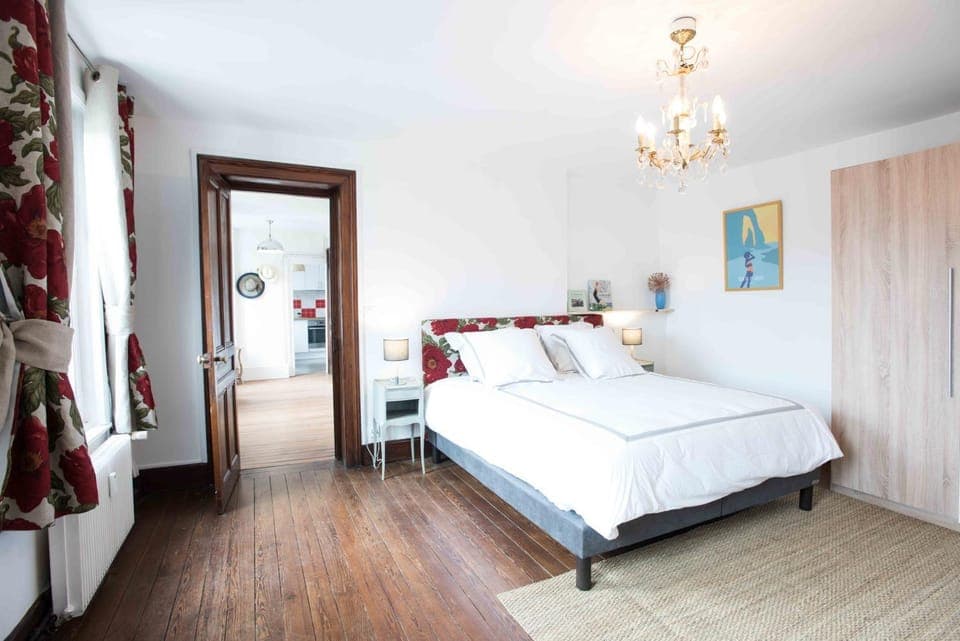 Photo of the whole room, Bedroom