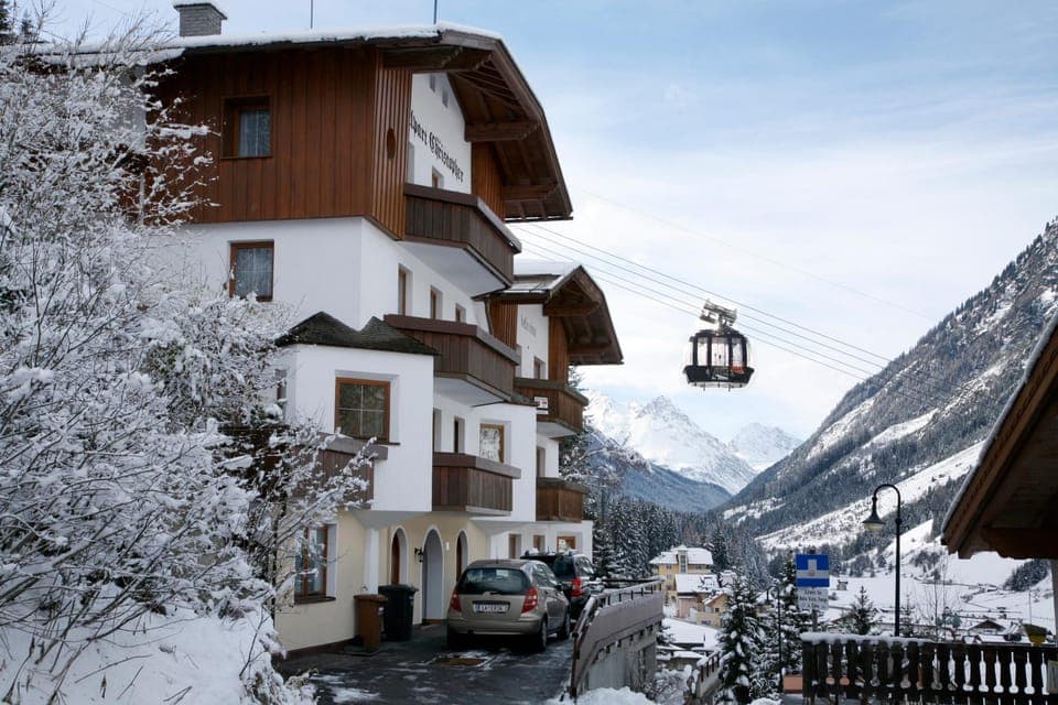 Facade/entrance, Winter