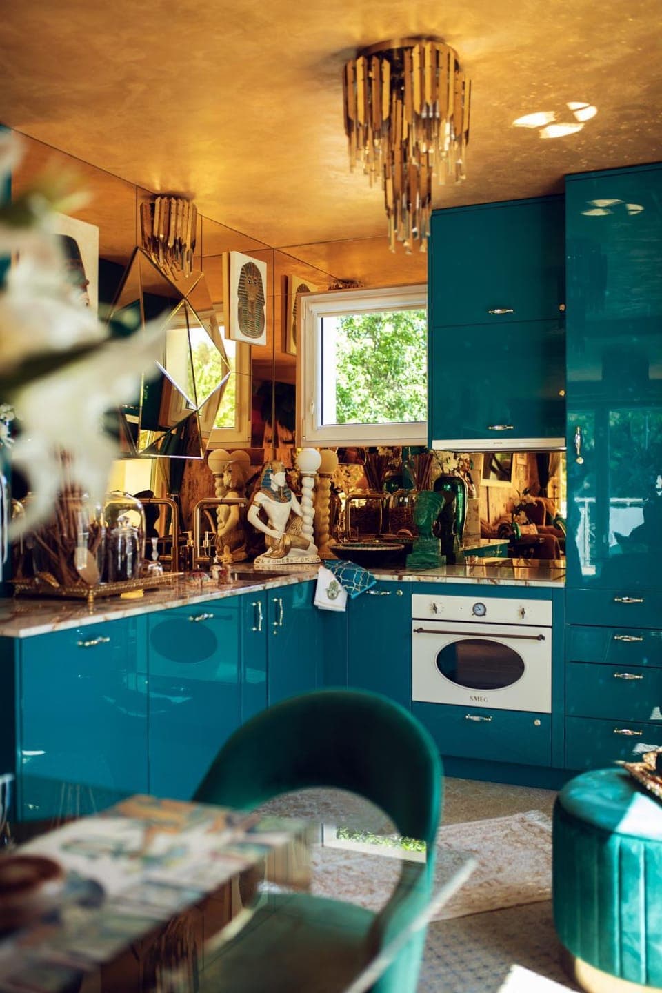 Kitchen or kitchenette, Living room, Seating area, minibar, stove