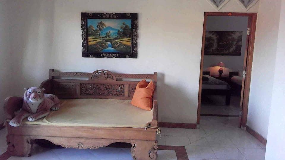 Photo of the whole room, Seating area