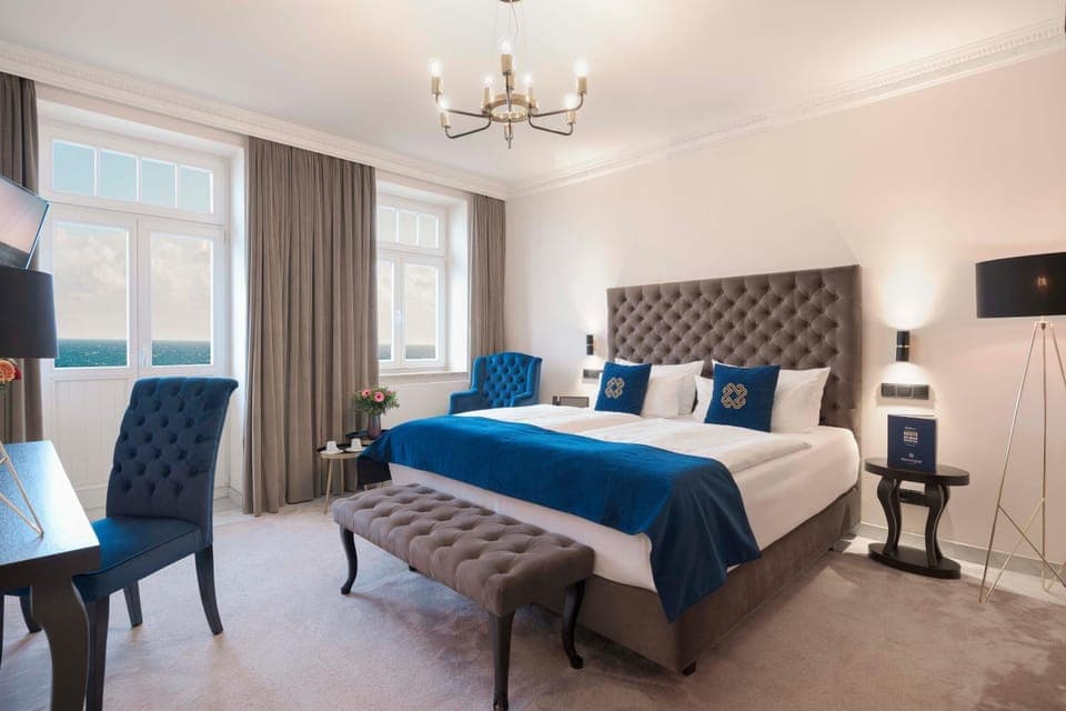 Bed, Living room, Photo of the whole room, Seating area, Bedroom