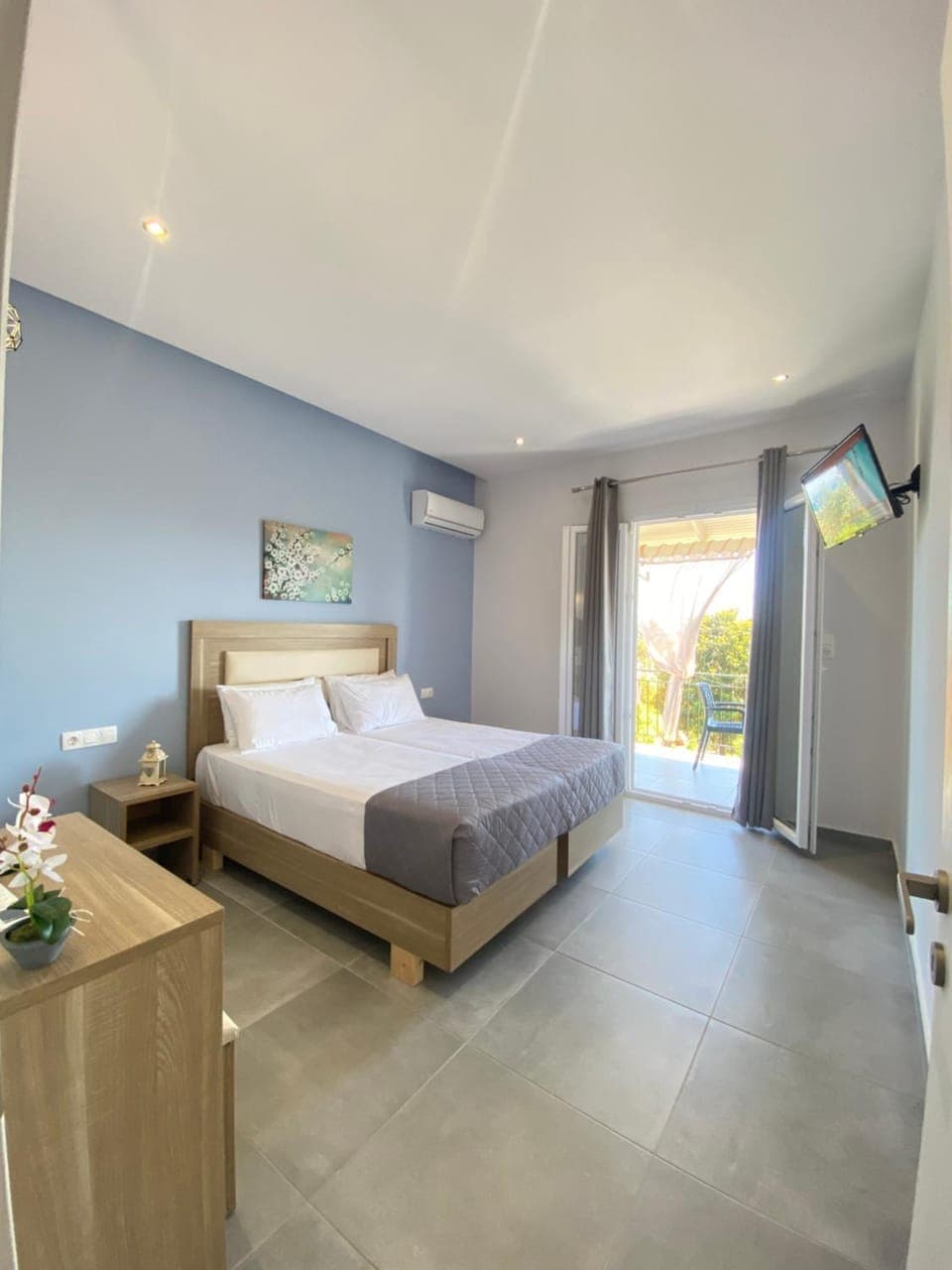 Bed, TV and multimedia, Photo of the whole room, Bedroom