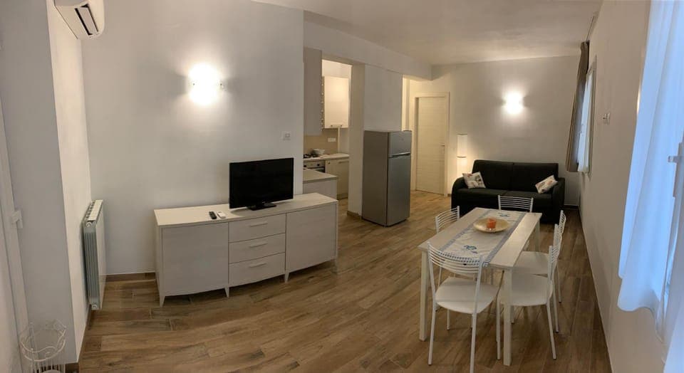 Communal lounge/ TV room, Living room, Seating area, Dining area