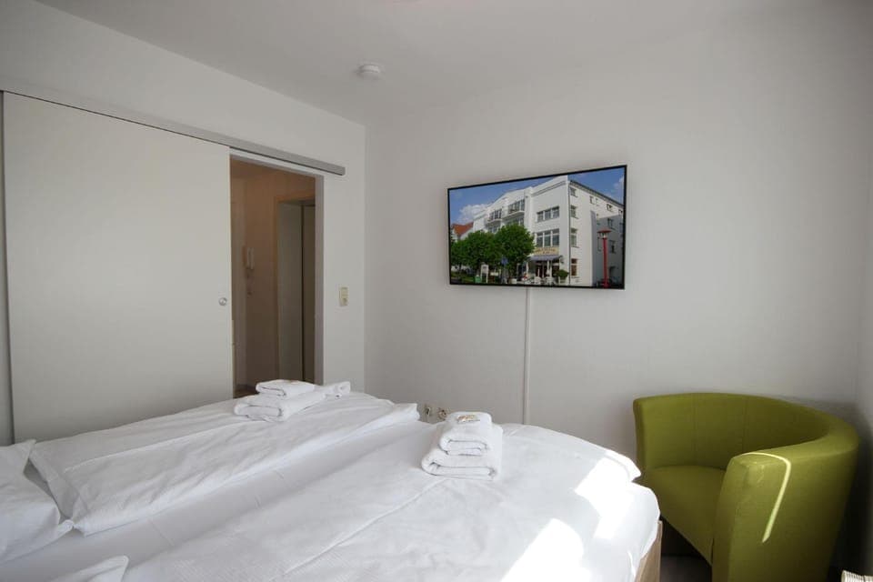 Bed, TV and multimedia, Seating area, Bedroom