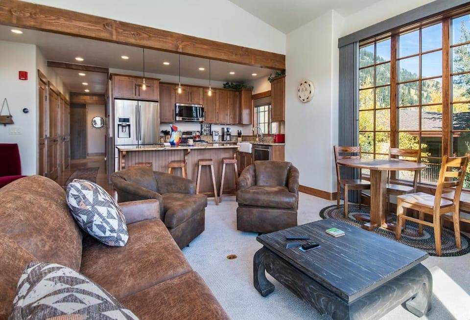 Frisco Sports Chalet Tenmile Condo: Stylish, On Shuttle Route Apartment in Frisco