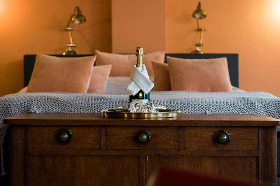 Bed, Bedroom, Drinks, Alcoholic drinks