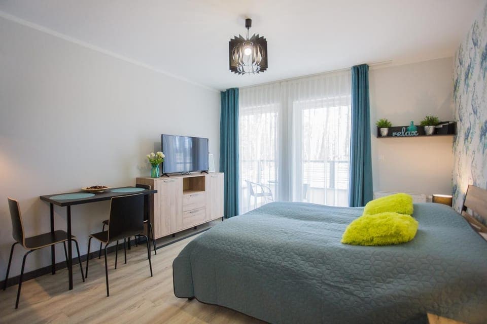 Bed, TV and multimedia, Bedroom