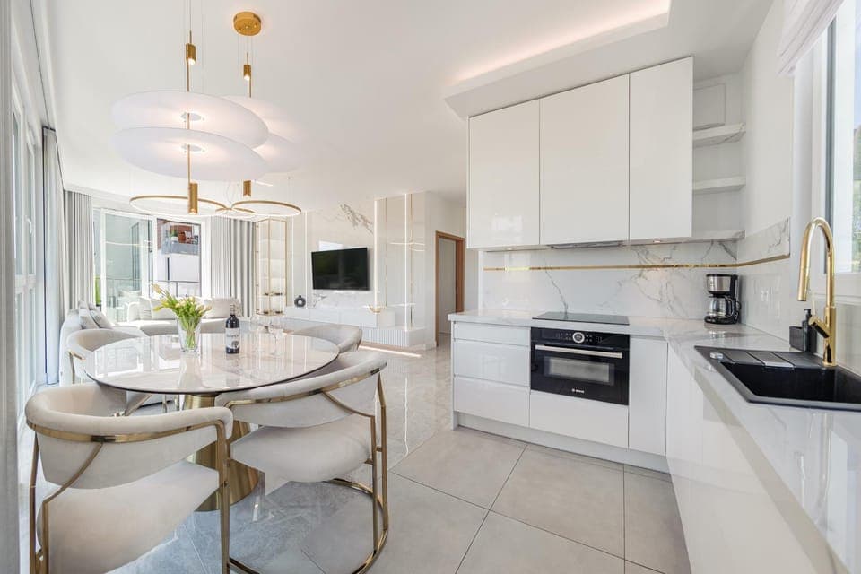 Kitchen or kitchenette, Dining area