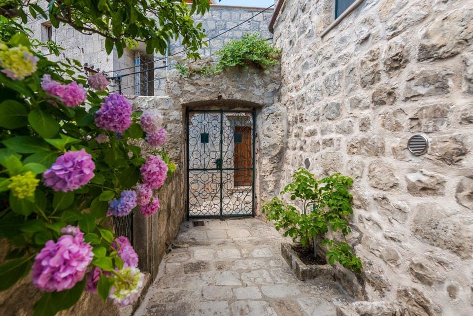 Property building, Facade/entrance