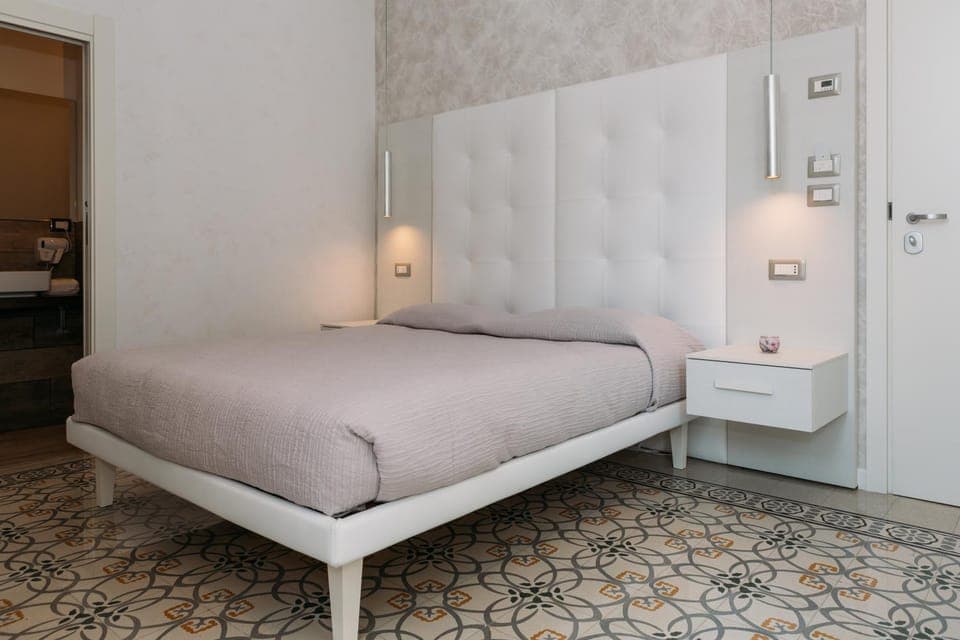 Photo of the whole room, Bedroom