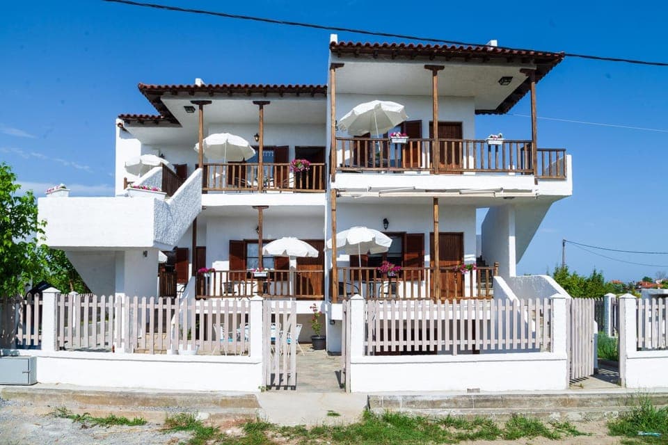 Property building, Patio, Balcony/Terrace