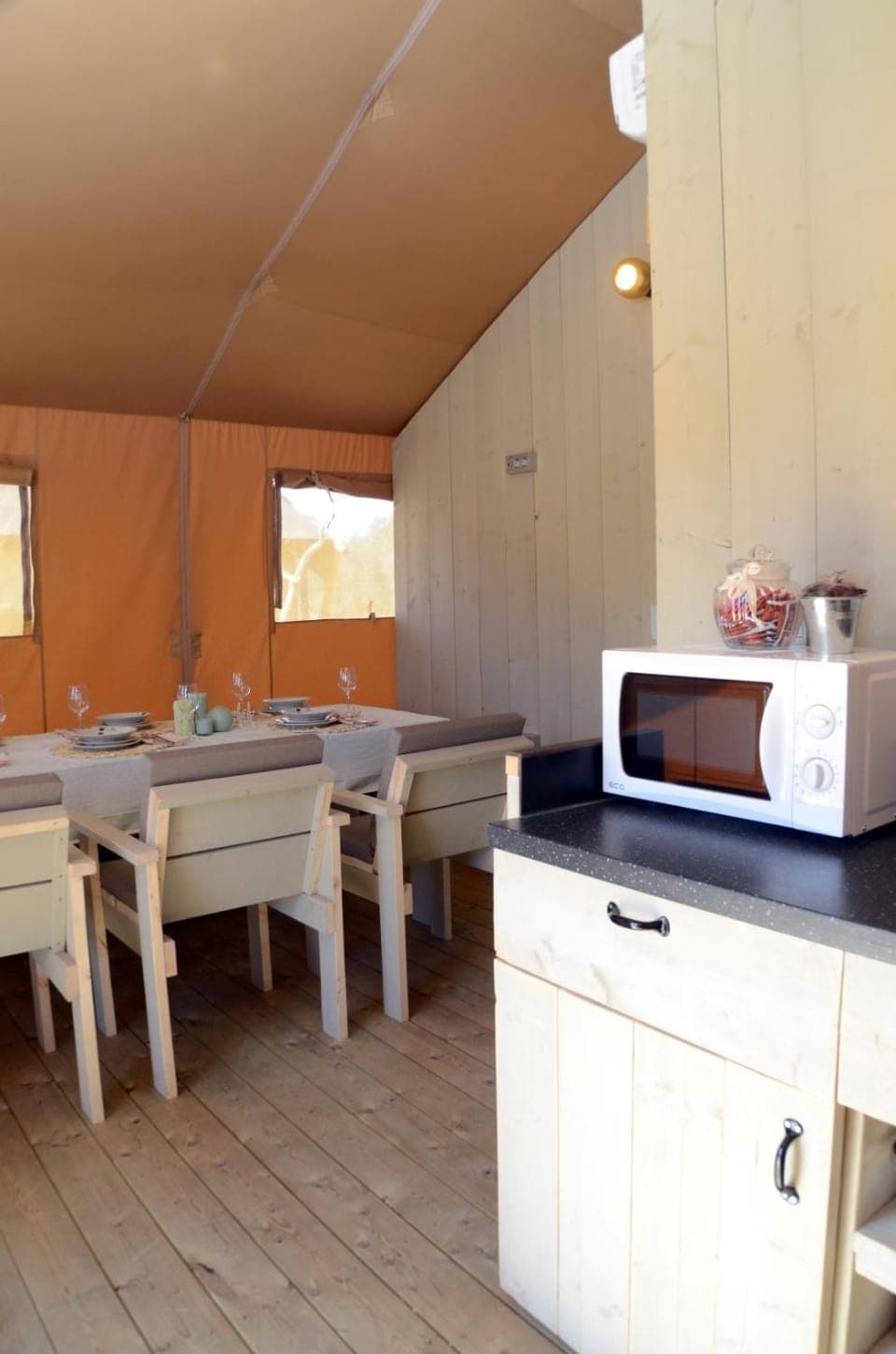 Kitchen or kitchenette, Dining area