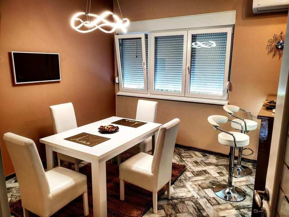 TV and multimedia, Seating area, Dining area