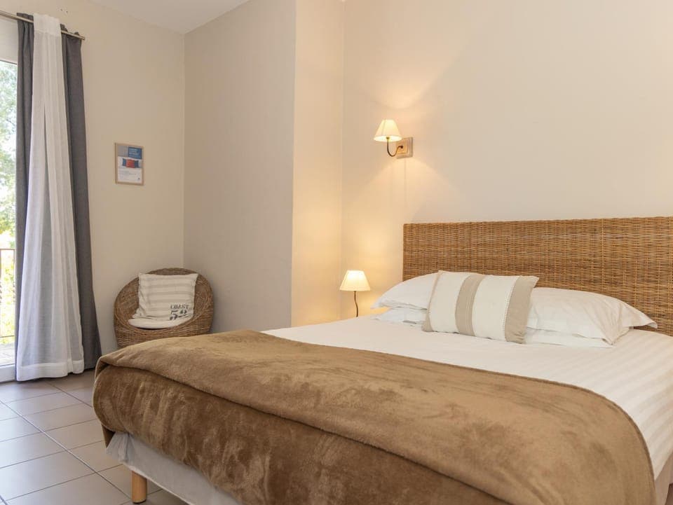 Bed, Photo of the whole room, towels