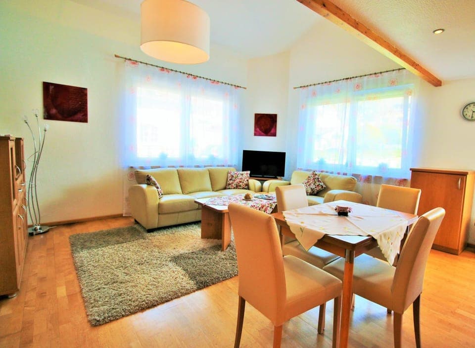 TV and multimedia, Living room, Seating area, Dining area