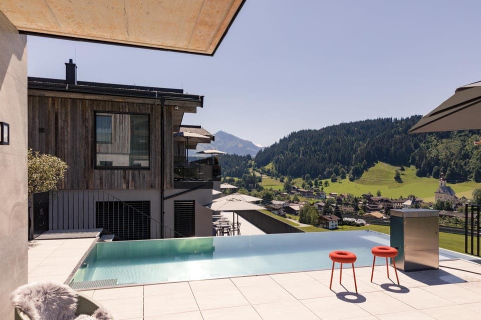 Balcony/Terrace, City view, Pool view, Swimming pool