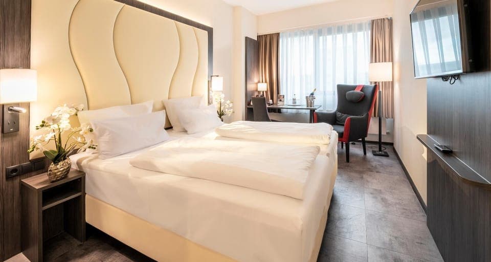 Bed, Photo of the whole room, Seating area