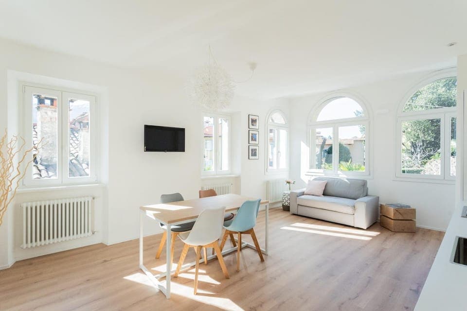 TV and multimedia, Living room, Seating area, Dining area