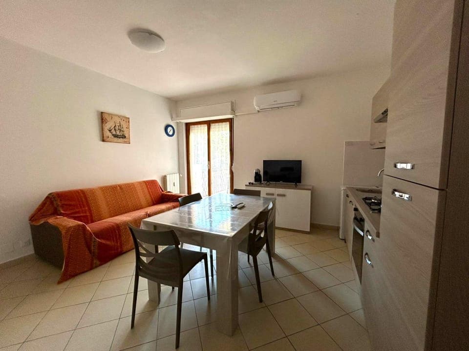 TV and multimedia, Kitchen or kitchenette, Living room, Seating area, Dining area