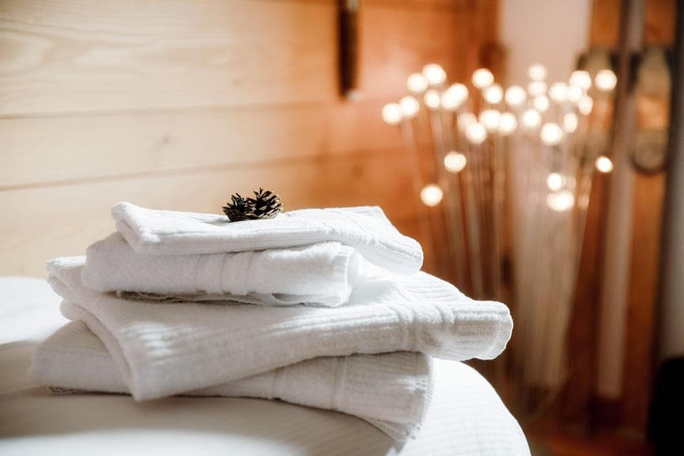 Bed, Bedroom, towels