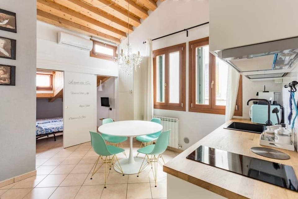 Kitchen or kitchenette, Dining area