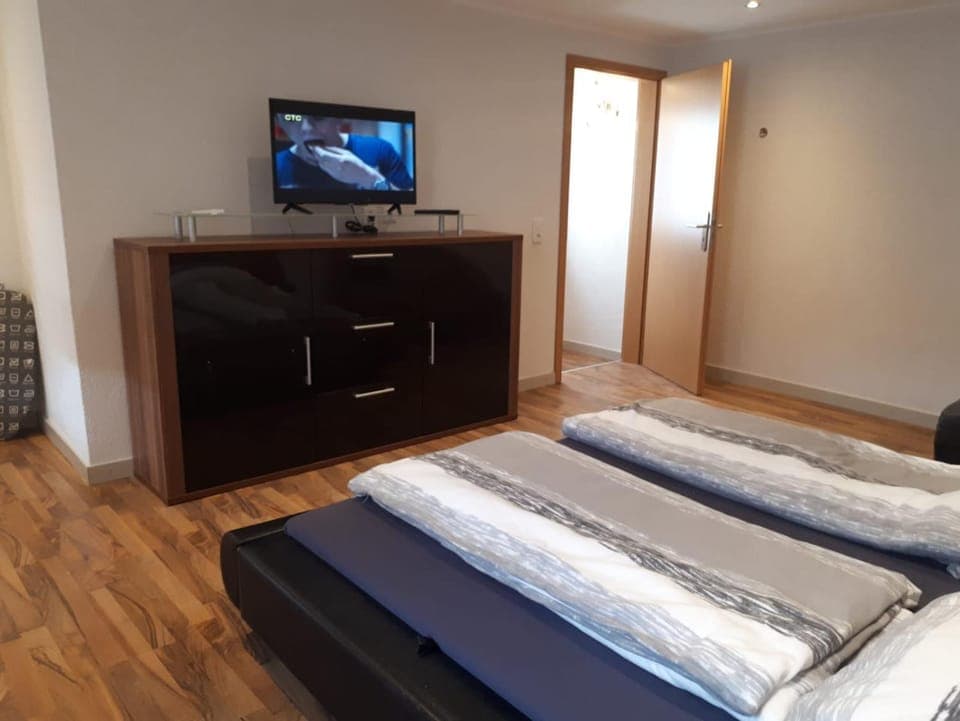 Bed, TV and multimedia, Photo of the whole room, Bedroom