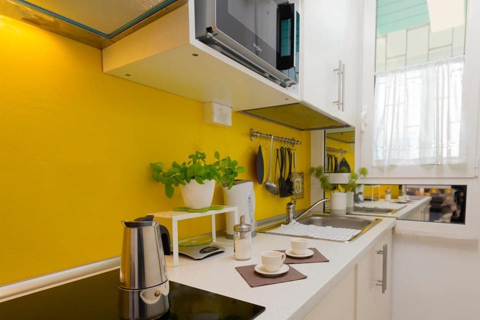 Kitchen or kitchenette, microwave, stove