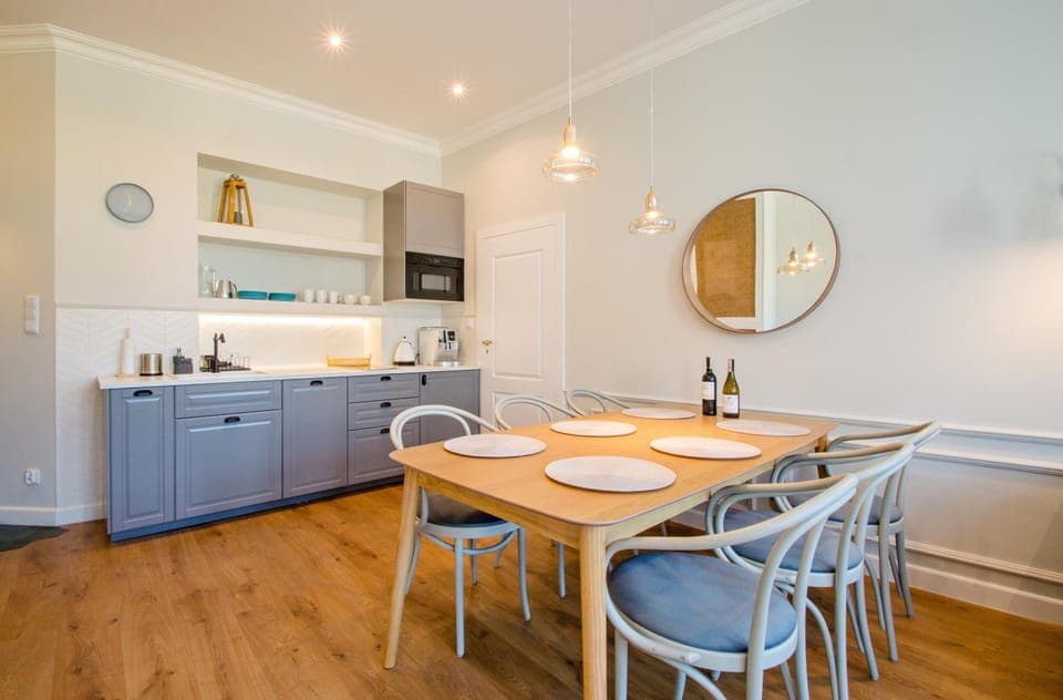 Kitchen or kitchenette, Dining area