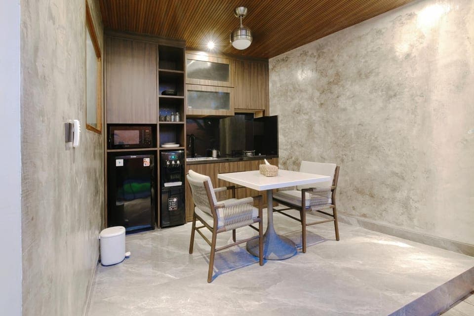 Kitchen or kitchenette, Dining area, oven, stove