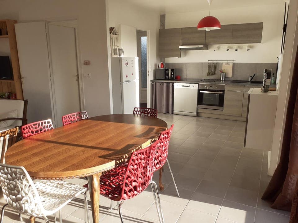 Kitchen or kitchenette, Dining area