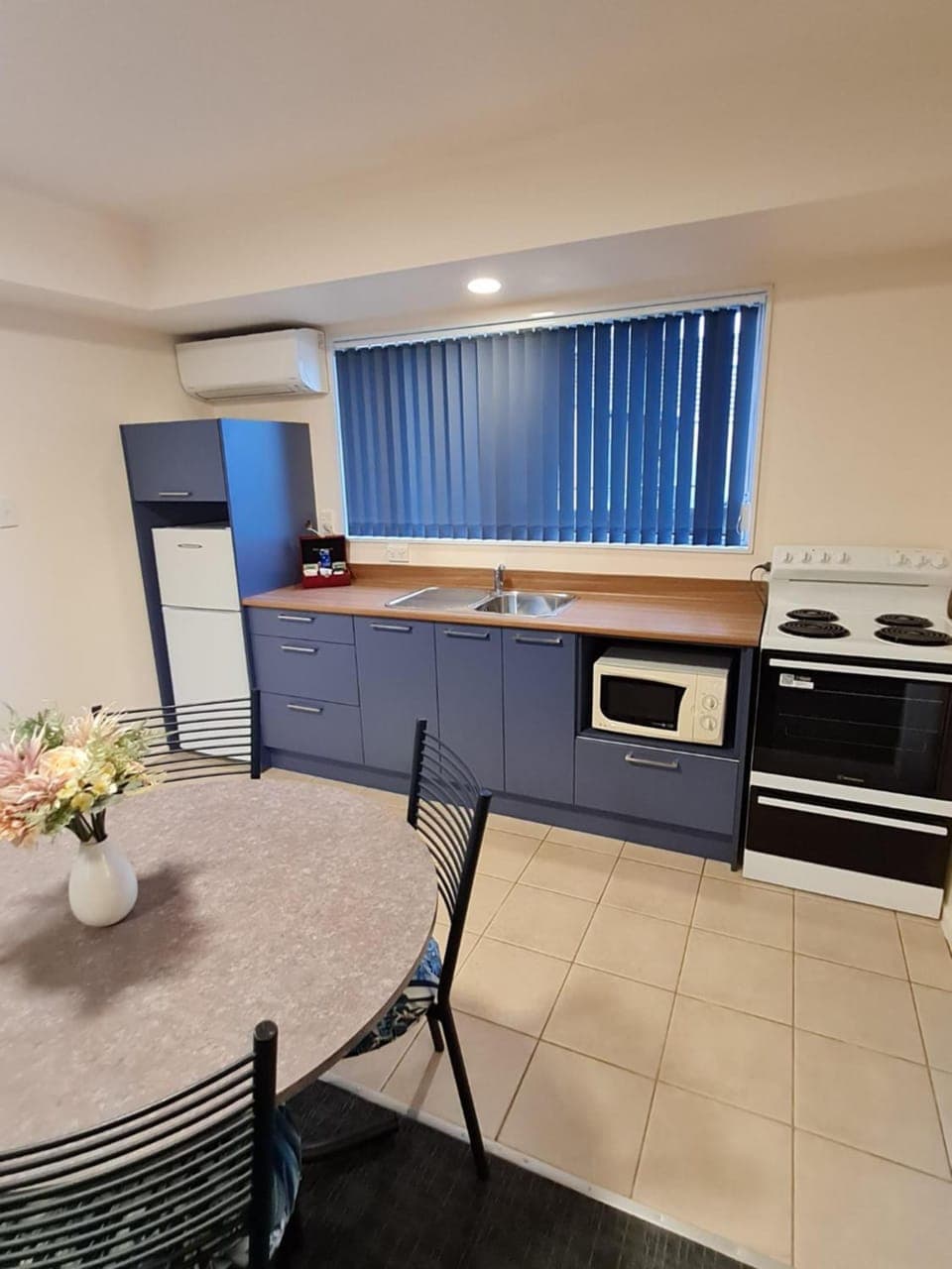 Bathroom, Kitchen or kitchenette, Dining area, heating, microwave, oven, toaster